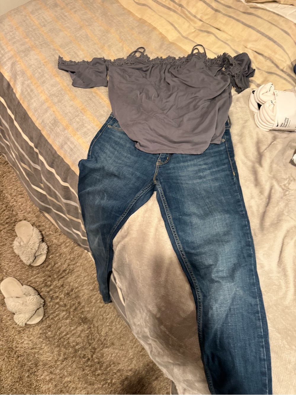Old Navy Women’s Dark Blue Skinny Jeans and gray off the shoulder top.